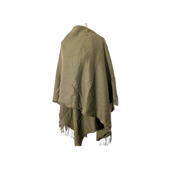 Pretty pattern Ponchos/shawls/blanket - Picture 5 of 10